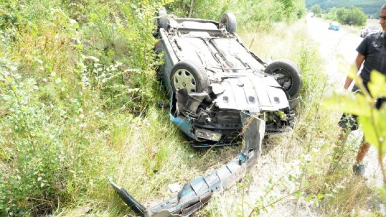 Колата се е преобърнала извън платното. Снимка: архив Булфото