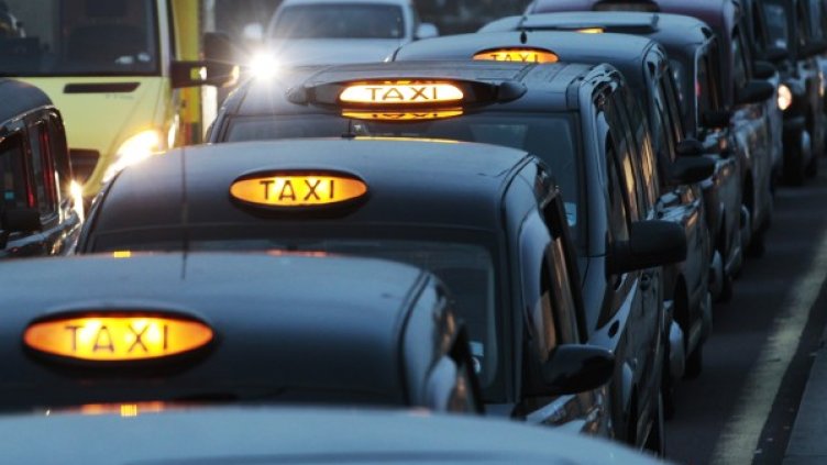 Най-честата тема за разговор в такси е безполезността на политиците. Снимка: архив, Reuters