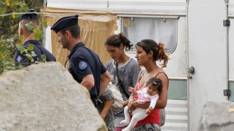 Полицията разчиства лагер на роми в покрайнините на Лион. Снимка: Reuters