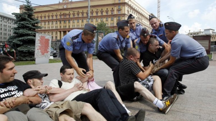 Полицията разпръсква протест на "Другата Русия" в Москва. Снимка: архив, Reuters