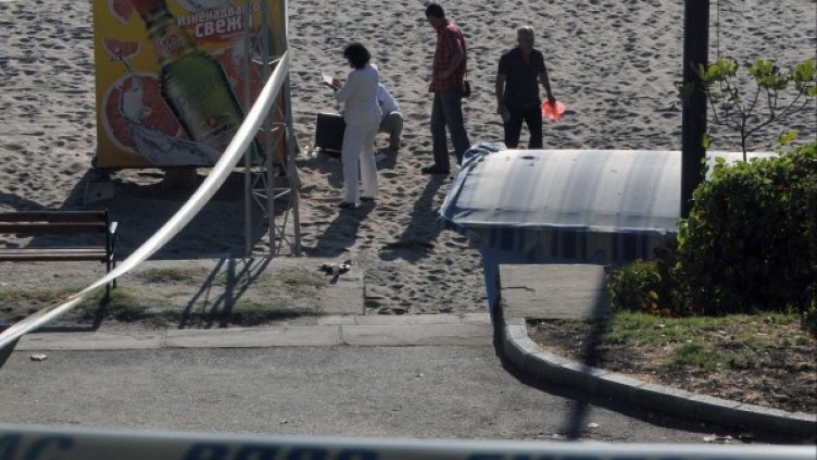 Извършва се оглед на мястото на жестокото убийство. Снимка: БТА