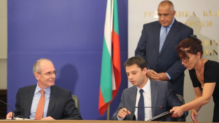 Борисов следи подписването на договора. Снимка: БТА