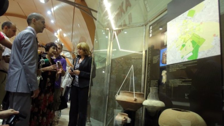 Фандъкова инспектира археологическата изложба. Снимка: БТА
