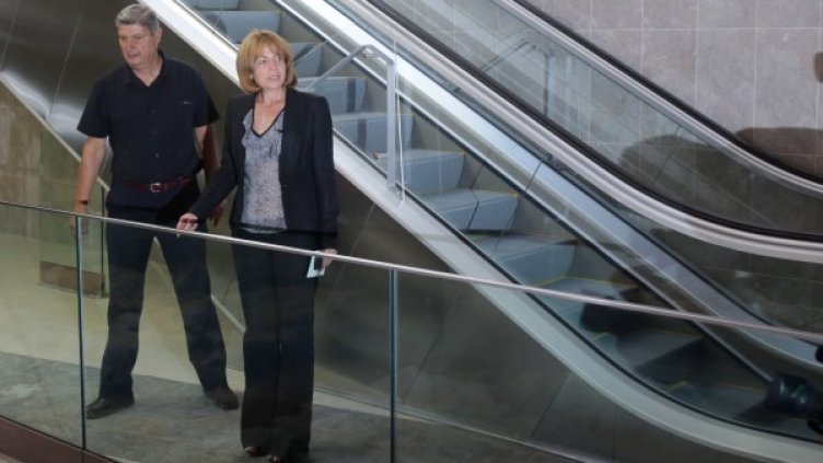 Фандъкова разглежда новите станции на метрото. Снимка: БТА