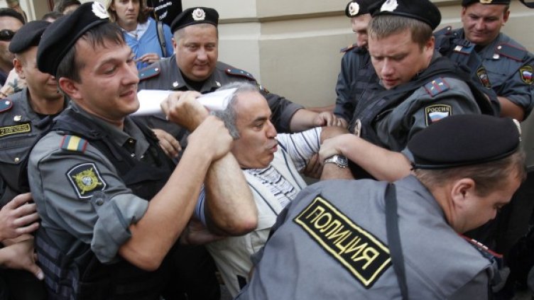 Гари Каспаров е обвинен, че е ухапал полицай при ареста. Снимка: Reuters