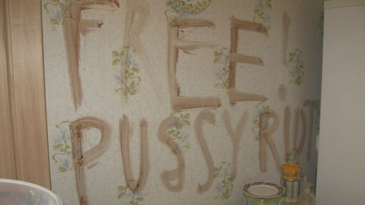 Надписът на стената в дома на убитите. Снимка: Reuters