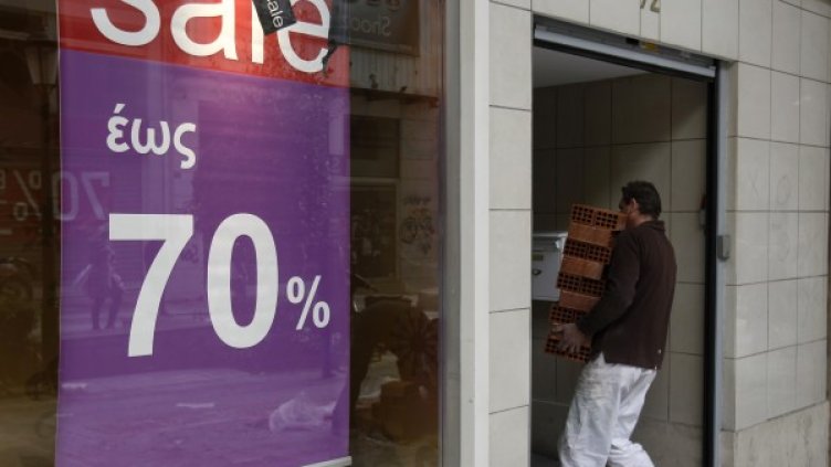 Покупателната способност на гърците е паднала наполовина за три години. Снимка: архив, Reuters