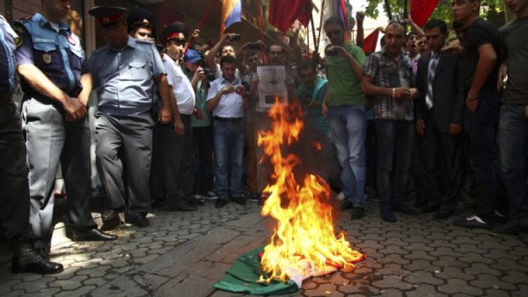 Протестиращи изгориха унгарското знаме пред унгарското консулство в Ереван. Снимка: Reuters