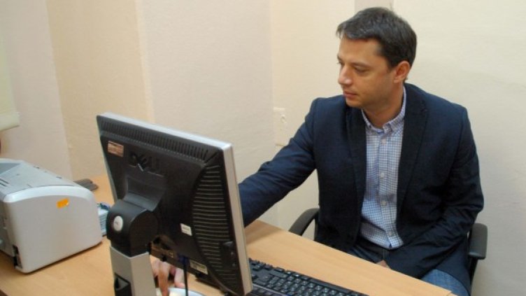 Делян Добрев огледа новия "дом" на ведомството. Снимка: БТА