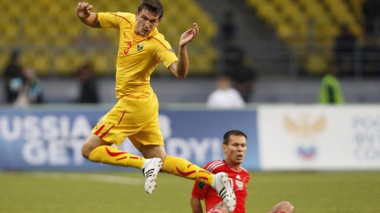 Горан Попов (в жълт екип) си уреди трансфер във Висшата лига с български паспорт. Снимка: Reuters