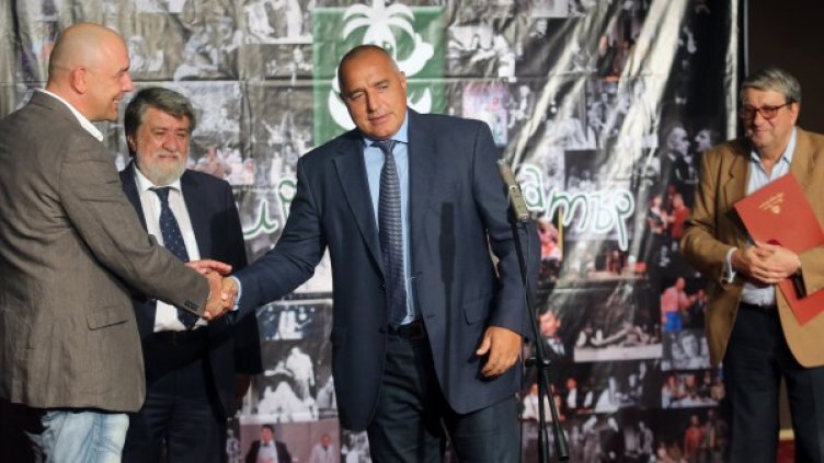 Борисов поздравява Калин Сърменов. Снимка: БТА