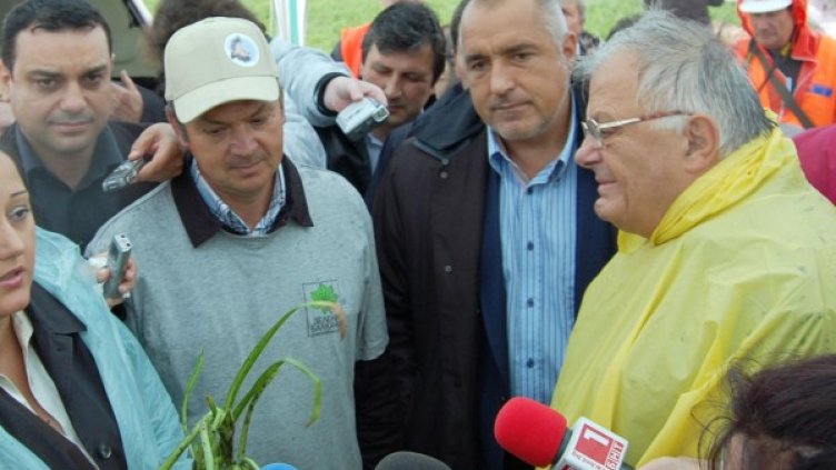 Премиерът инспектира блатните кокичета. Снимка: архив Булфото