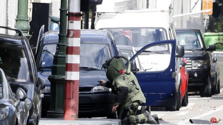 Екип за обезвреждане на взривни устройства беше извикан заради подозрителна кола. Снимка: Reuters