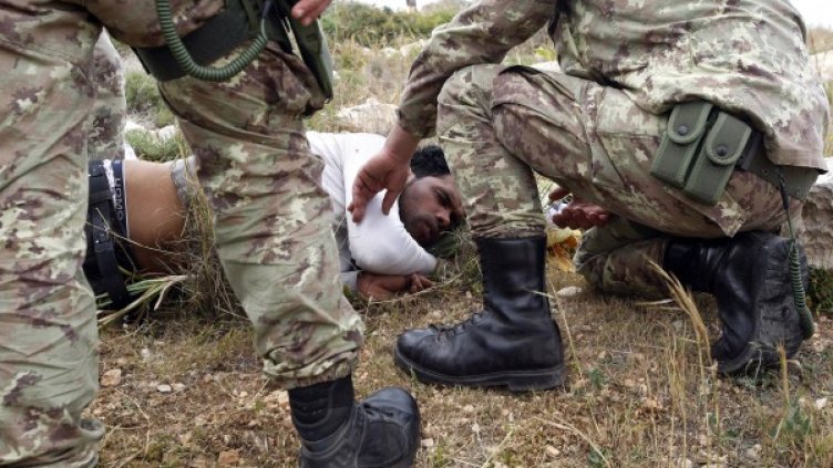 Спасителни кораби от Италия и НАТО издирват оцелели пътници на рибарско корабче с мигранти. Снимка: архив, Reuters