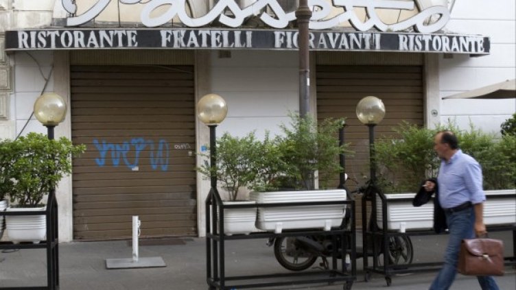 Все по-малко италианци ходят на ресторант. Снимка: Reuters