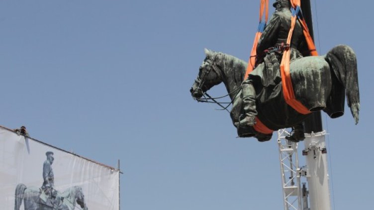 Председателят на Народното събрание Цачева е против идеята за преместване на паметника на Цар Освободител. Снимка: БТА