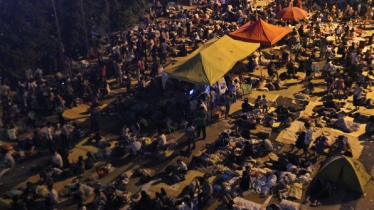 Жители на китайския град Илян не смеят да се приберат по домовете си. Снимка: Ройтерс