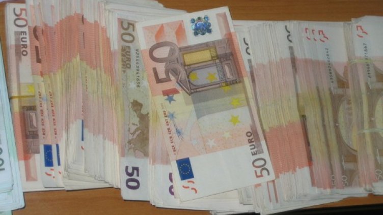 Част от парите били скрнити в чорапи. Снимка: Агенция "Митници"