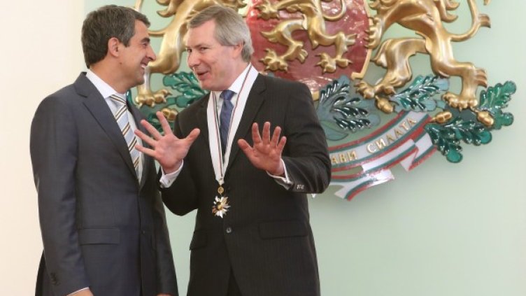 Плевнелиев награди Уорлик с най-високото държавно отличие. Снимка: БТА