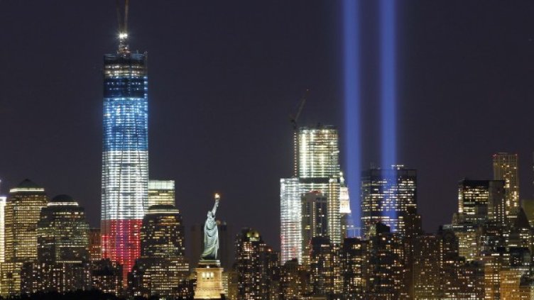 Два мощни лъча символизират небостъргачите, които доскоро бяха символ на Манхатън. Снимка: Reuters
