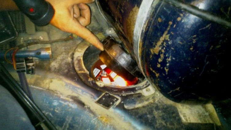 Цигарите били укрити в резервоара. Снимка: Агенция "Митници"