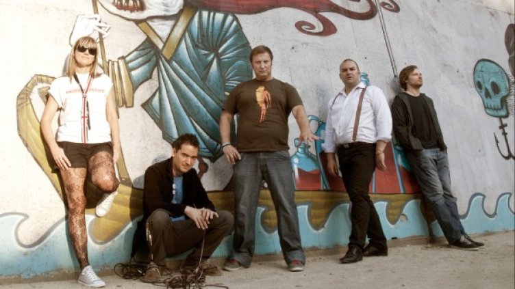 Светлана и групата готвят общ проект. Снимки: Веселина Боянова/Stroeja.com