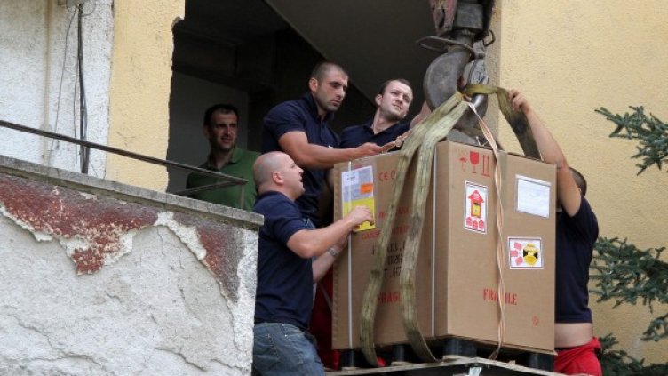 Скъпият уред бе вдигнат до втория етаж с кран. Снимка: Impact Press Group