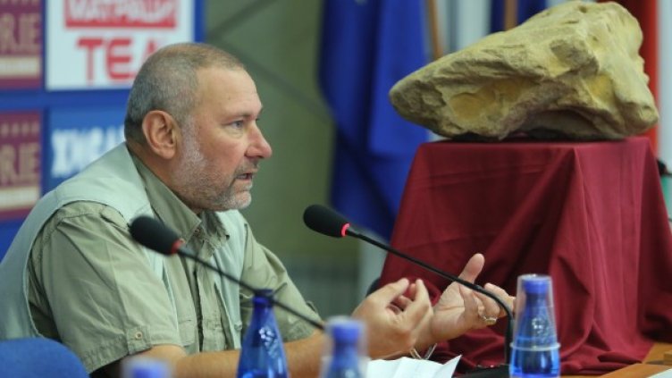 Проф. Николай Овчаров разяснява стойността на историческата находка. Снимка: БТА