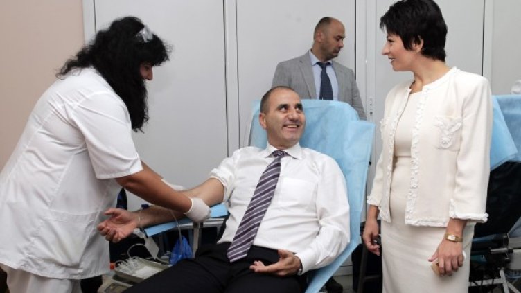 Здравният министър Десислава Атанасова беше плътно до Цветанов. Снимка: БТА