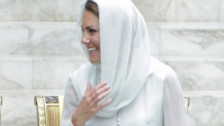 Кейт Мидълтън се усмихва на принц Уилям, след като се е събула, за да влезе в джамия в Малайзия. Снимка: Reuters