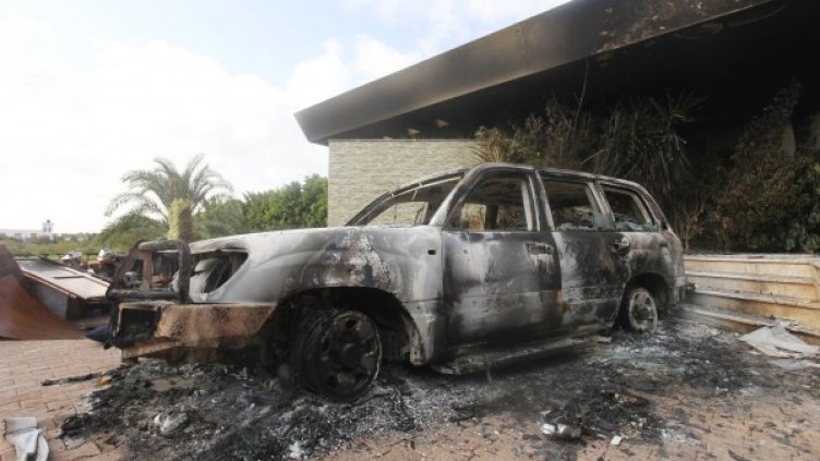 Изгоряла кола пред входа на консулството на САЩ в Бенгази. Снимка: Reuters