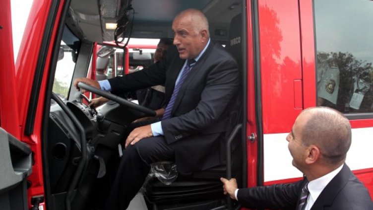 Борисов се радва на новата пожарна. Снимка: БТА