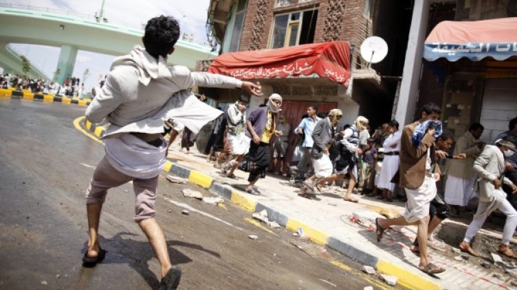 Протестиращи близо до американското посолство в йеменската столица Сана. Снимка: Reuters