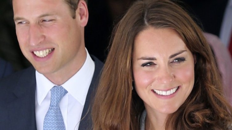 Кейт Мидълтън и принц Уилям се усмихват на журналистите през зъби. Снимка: Reuters