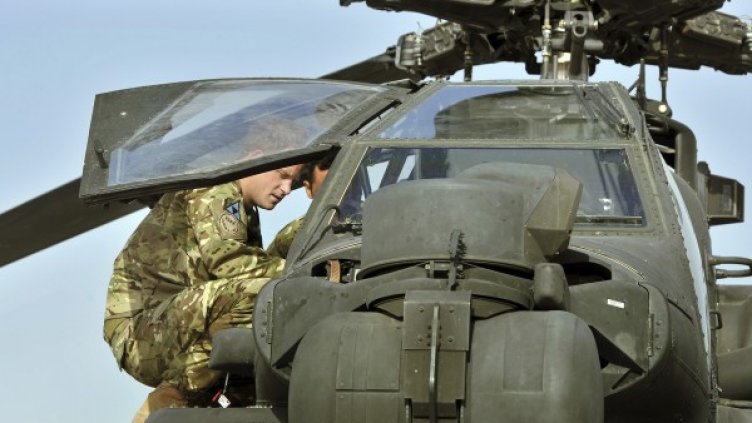 Принц Хари се подготвя за полет в Афганистан в началото на септември. Снимка: Reuters