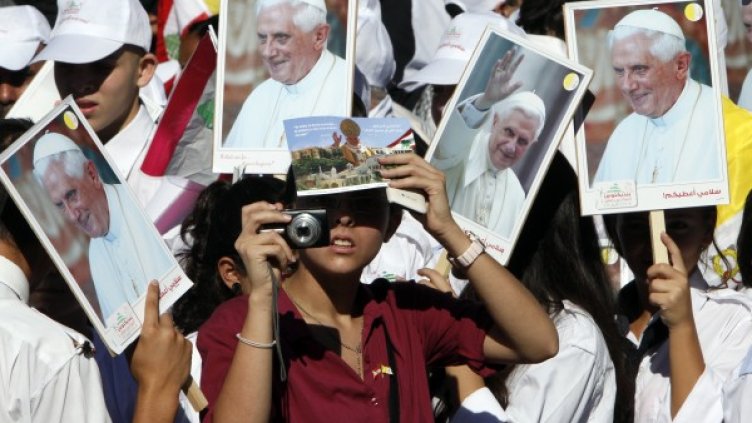 Стотици посрещнаха  в Ливан Бенедикт XVI. Снимка: Reuters