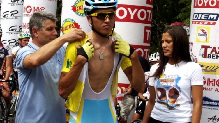 Масат Аязбаев получава жълтата фланелка преди последния етап на Обиколката на българия. Снимка: БТА