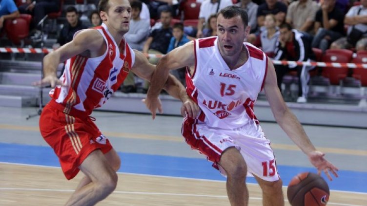 Лидерът на "Лукойл" Тодор Стойков (вдясно) контролира мача с "Цървена звезда". Снимка: БТА