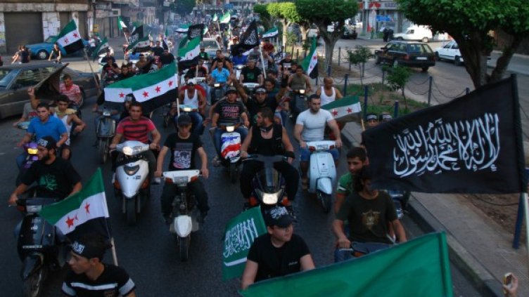 Ливанци протестират със знамена на сирийската опозиция и ислямистки знамена. Снимка: Reuters