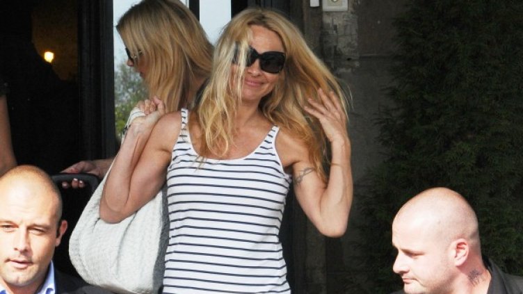 Памела Андерсън влезе в къщата със същата рокля, с която кацна в София. Снимка: Булфото