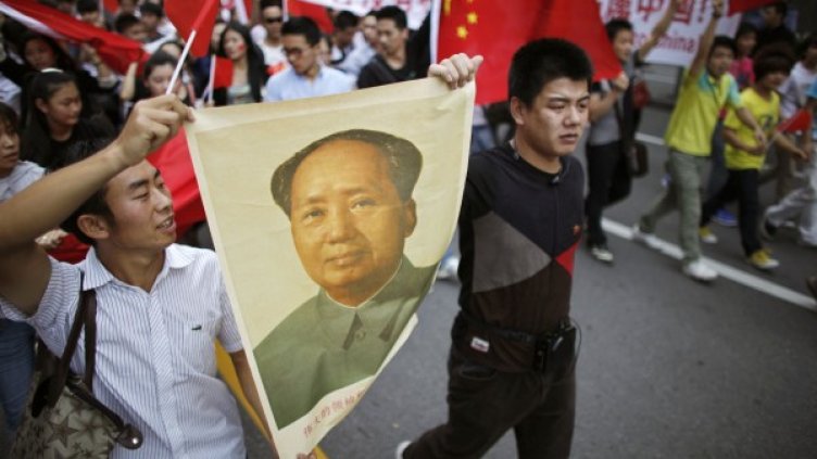 Демонстранти носят портрет на Мао. Снимка: Reuters