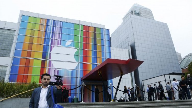 Часове преди събитието специализираните сайтове публикуват снимки на декора на залата. Снимка: Ройтерс