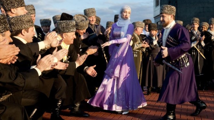 Рамзан Кадиров във вихъра на танца в Грозни. Снимка: архив, Reuters