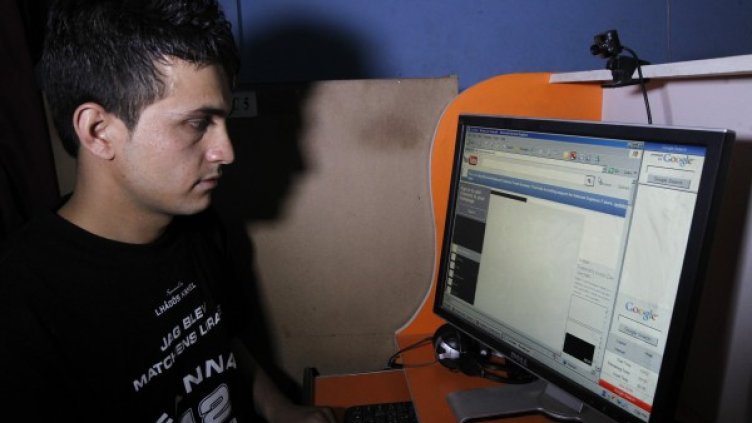 Афганец търси клипове в Youtube в интренет кафене в Кабул. Снимка: Ройтерс