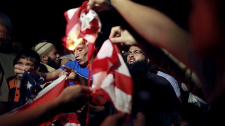 Палестинци салафити горят американското знаме. Снимка: Булфото