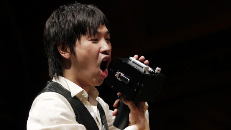 Коджи Цукада демонстрира уреда SpeechJamme. Снимка: Reuters