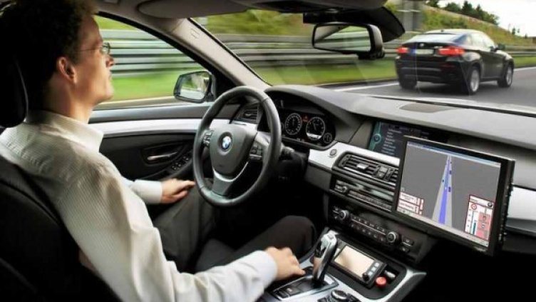 След 30 години може и да няма шофьори по колите. Снимка: BMW