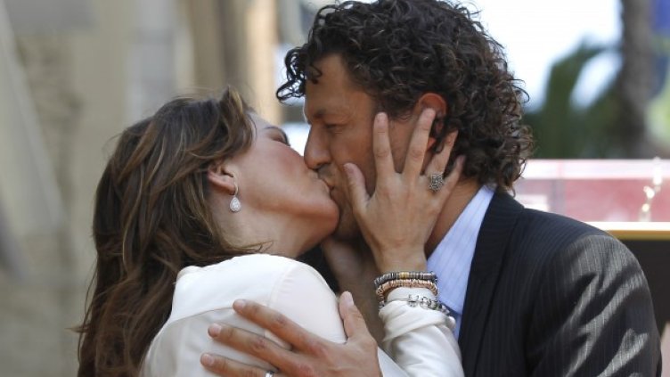 Певицата Шаная Туейн в страстна целувка със съпруга си Фредерик Тибо. Снимка: Reuters