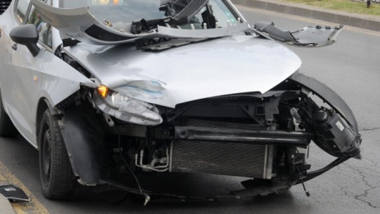 Шофьорът на спрелия автомобил е загинал на място. Снимка: архив Булфото