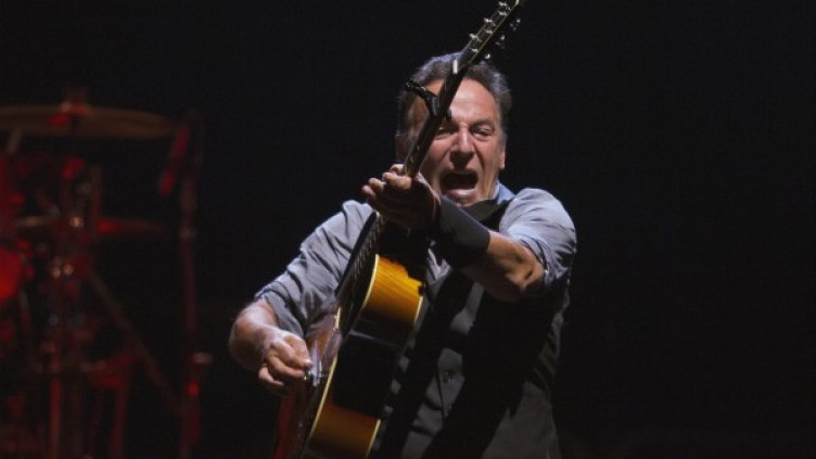 Брус по време на концерта в Ийст Ръдърфорд. Снимка: Reuters